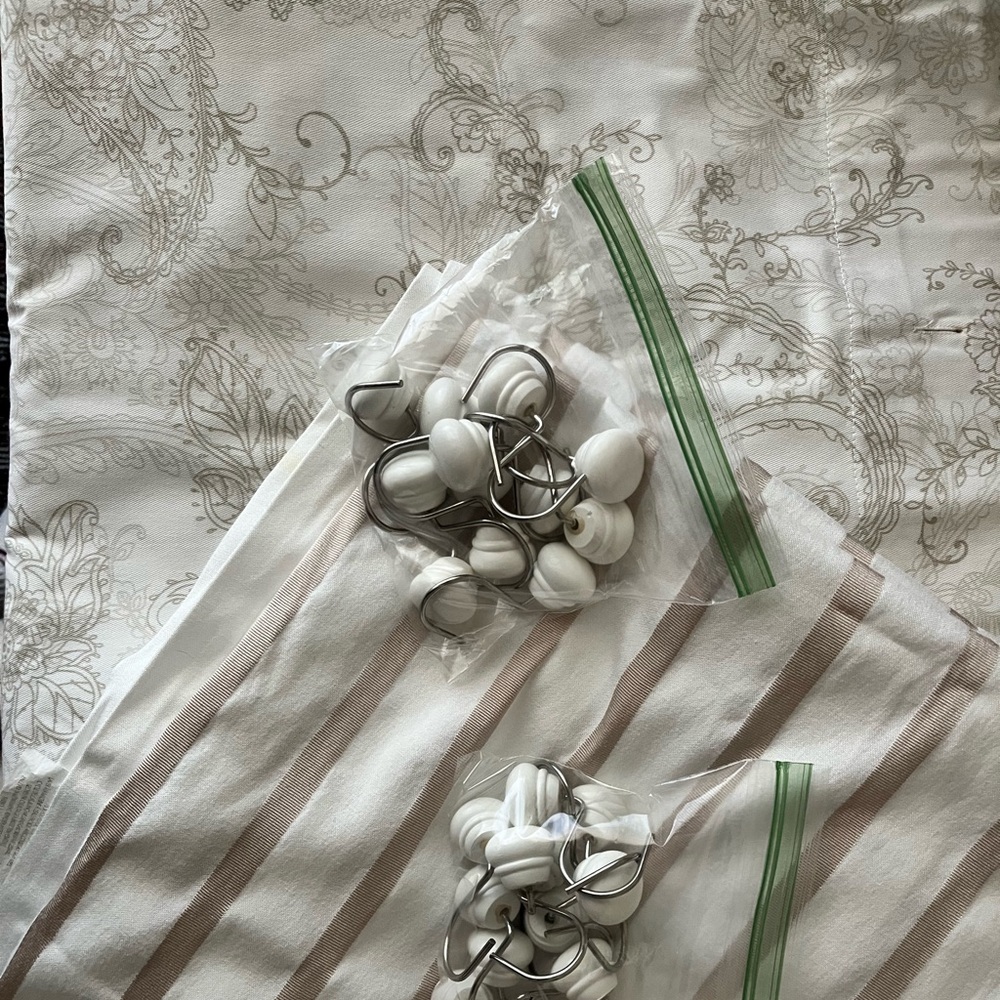 Set of 2 neutral shower curtains with curtain hooks